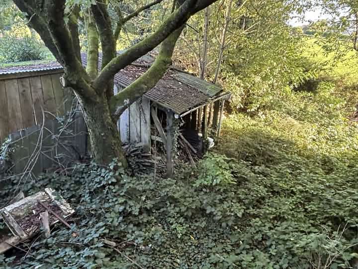 Stone house to renovate near Lesbois