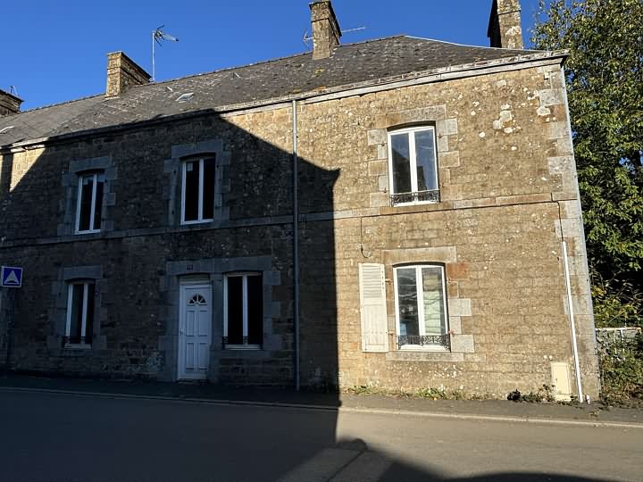 Stone house to renovate near Lesbois