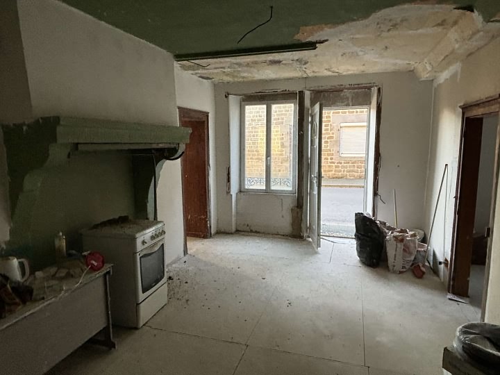 Stone house to renovate near Lesbois
