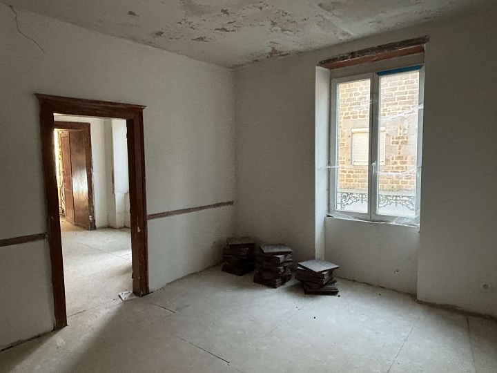 Stone house to renovate near Lesbois