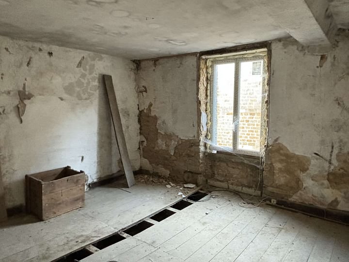 Stone house to renovate near Lesbois