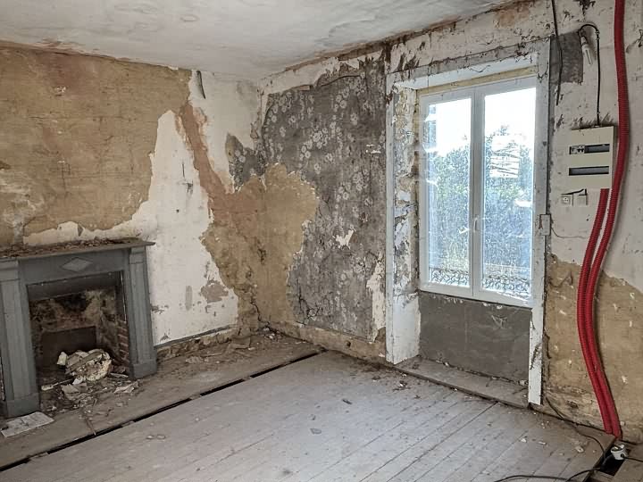 Stone house to renovate near Lesbois