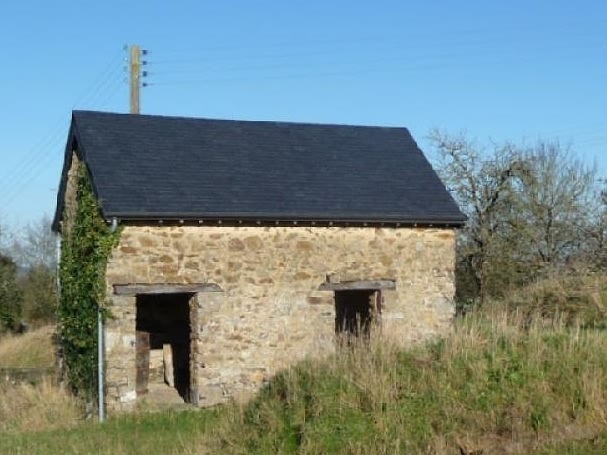 Stone house to renovate near Averton