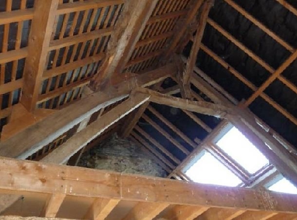 Stone house to renovate near Averton