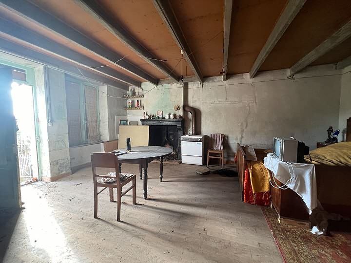 Stone barn to renovate near Monas
