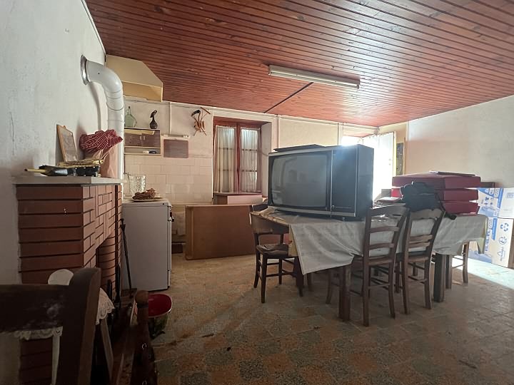 Stone barn to renovate near Monas
