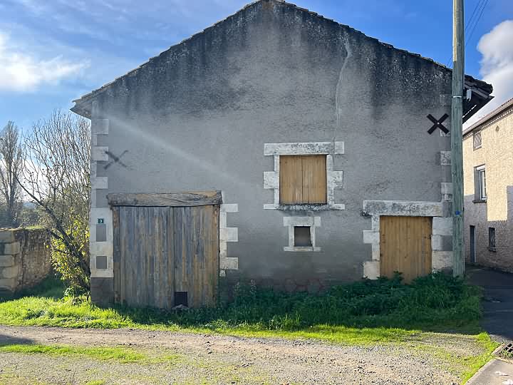 Stone barn to renovate near Monas