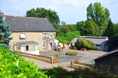 Stone barn to renovate near Perret