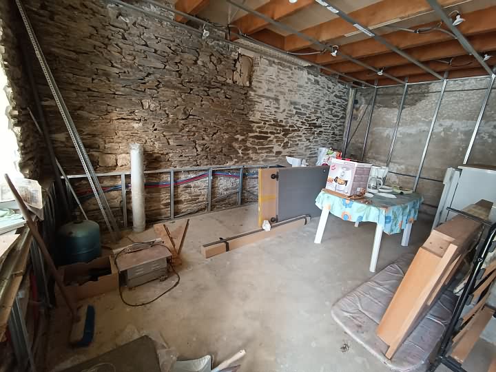 Stone barn to renovate near Perret