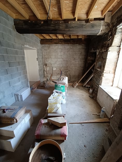 Stone barn to renovate near Perret
