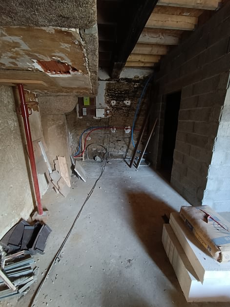 Stone barn to renovate near Perret
