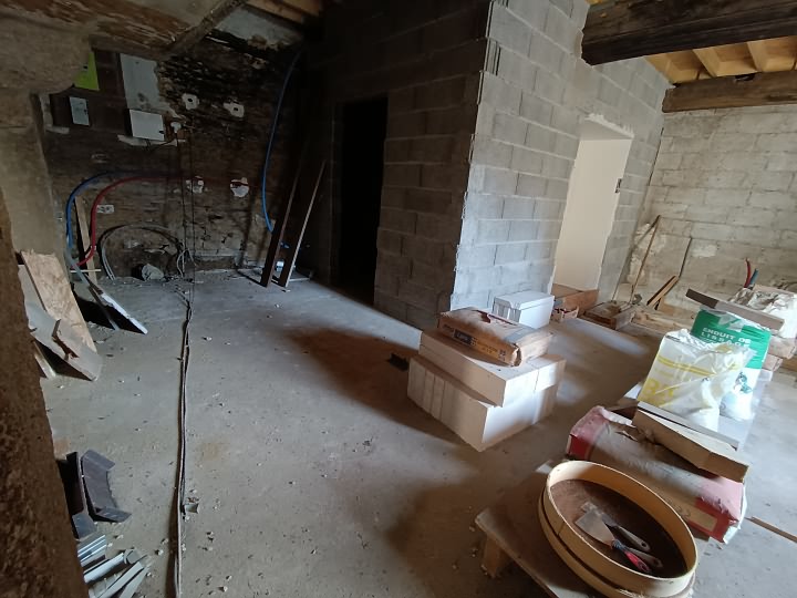 Stone barn to renovate near Perret