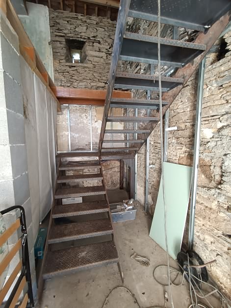Stone barn to renovate near Perret