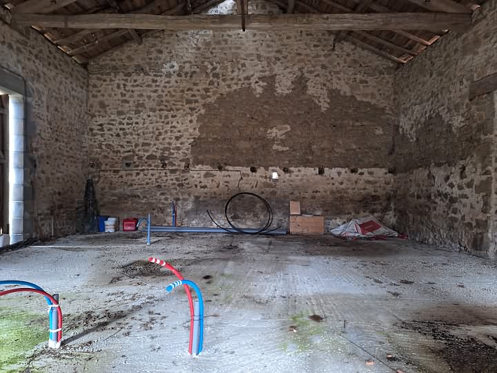 Stone barn to renovate near Goulat