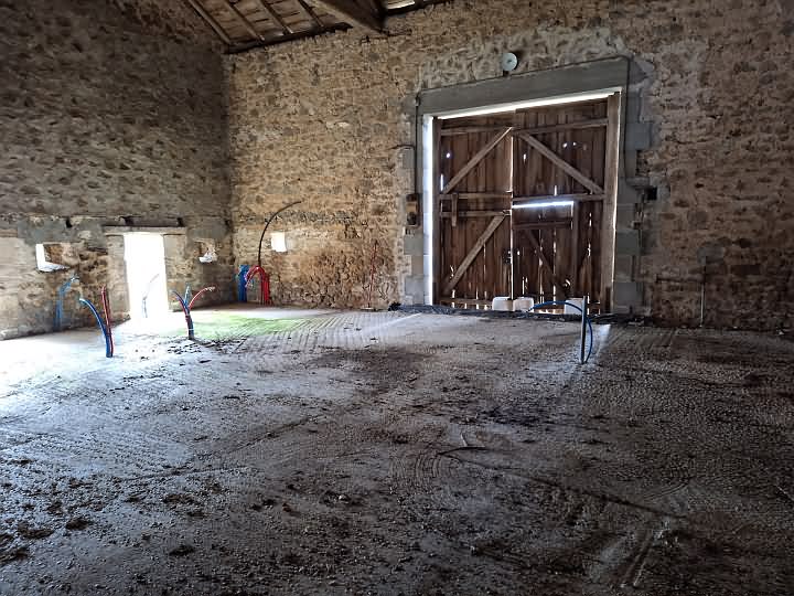 Stone barn to renovate near Goulat