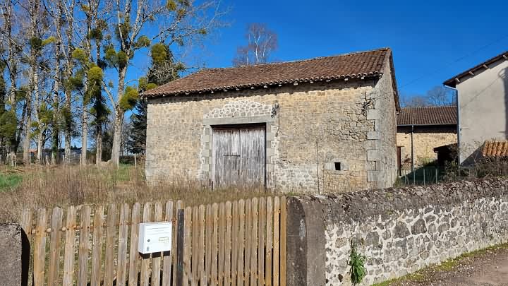 Stone barn to renovate near Goulat