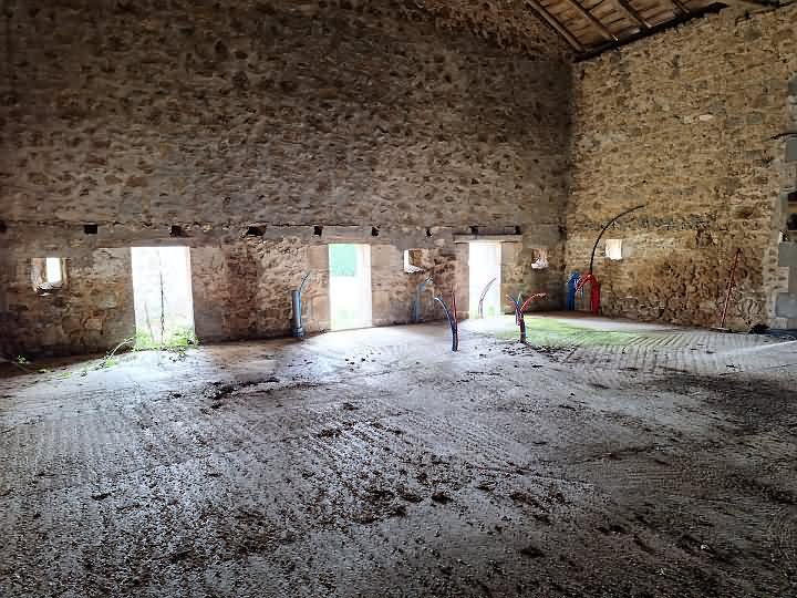 Stone barn to renovate near Goulat