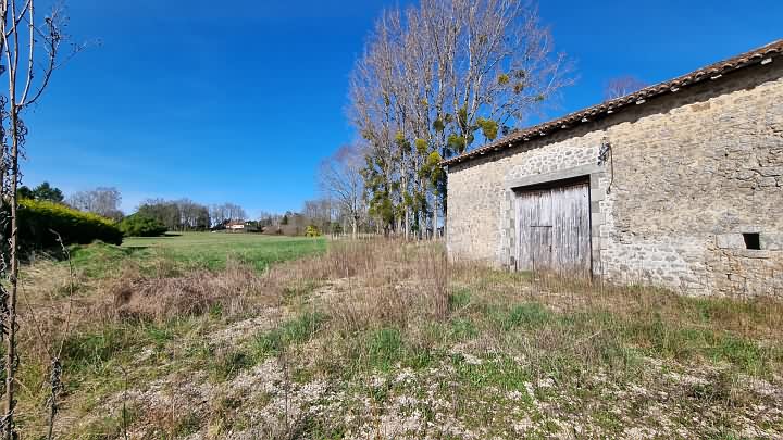 Stone barn to renovate near Goulat