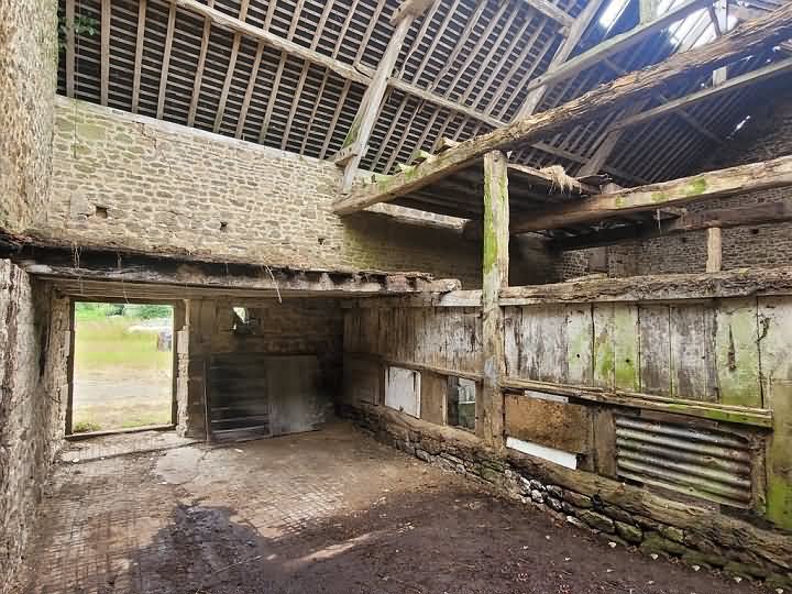 Stone house to renovate near Burcy