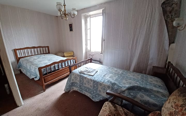 Maison en pierre de 2 chambres à vendre près de Naillat