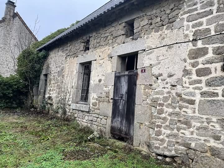 Stone house to renovate near Farges
