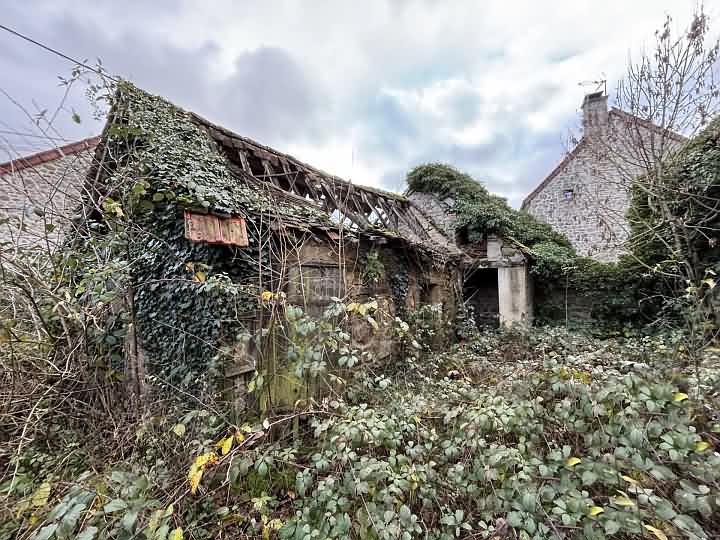 Stone house to renovate near Farges