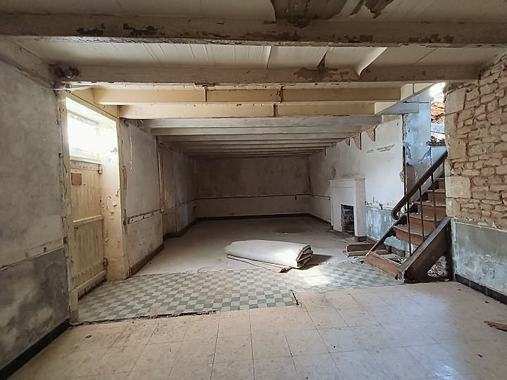 Stone house to renovate near Gentray