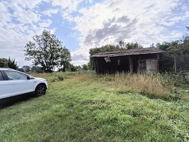 Stone house to renovate near Gentray