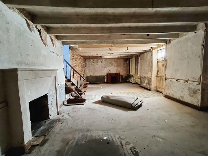 Stone house to renovate near Gentray