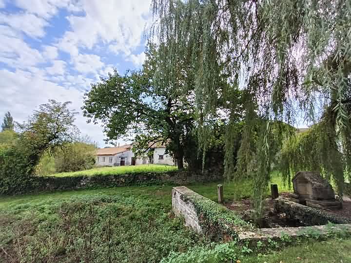 Stone house to renovate near Gentray
