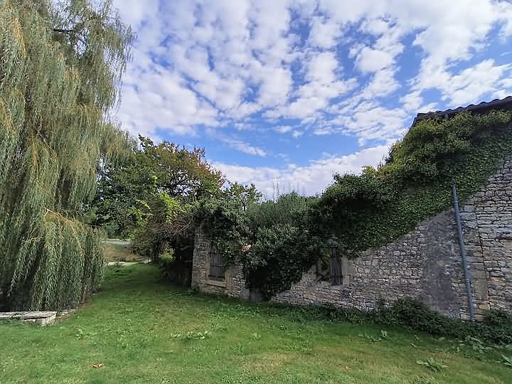 Stone house to renovate near Gentray