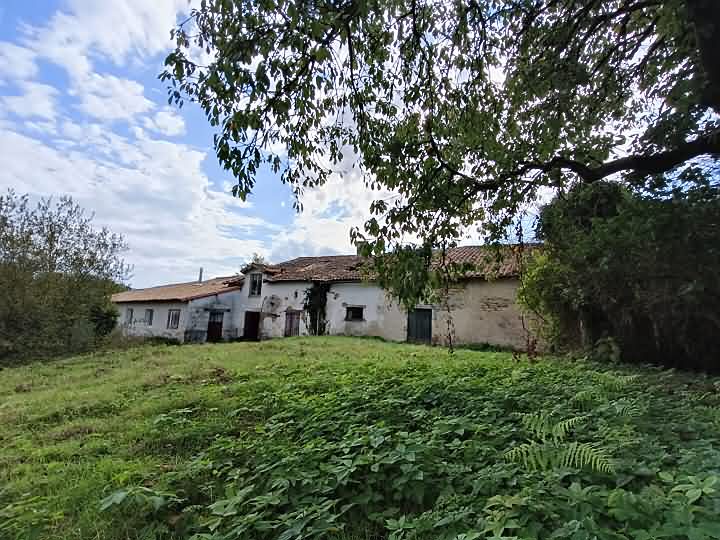 Stone house to renovate near Gentray