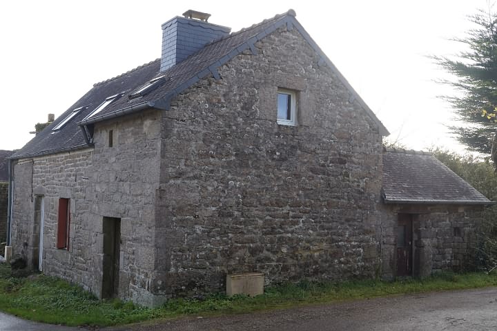 Stone house to renovate near Keraden