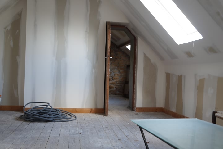 Stone house to renovate near Keraden