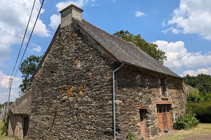 2 bed stone house for sale near Taupont