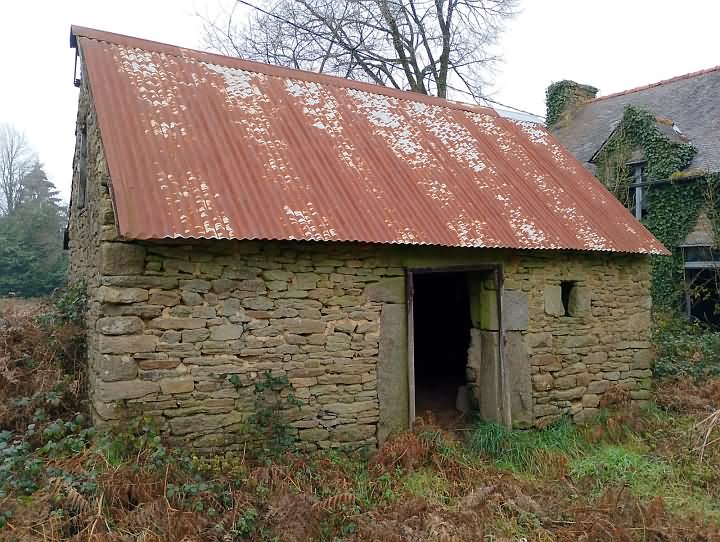 Stone house to renovate near Mohon