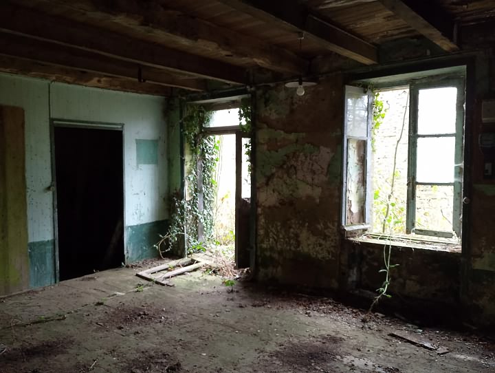 Stone house to renovate near Mohon