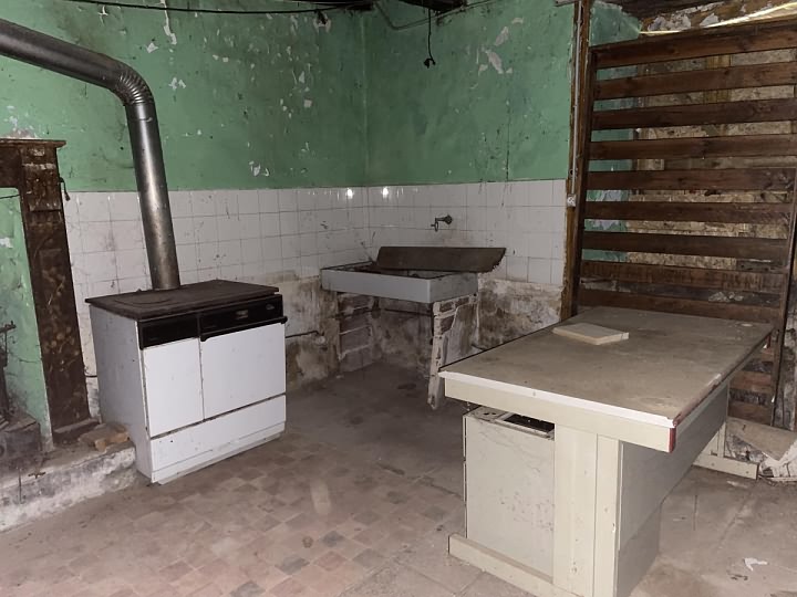 Stone house to renovate near Saint Vran