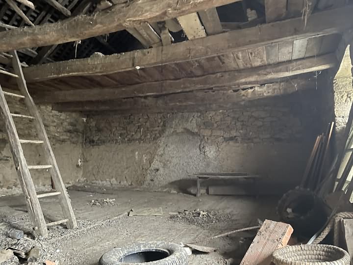 Stone house to renovate near Saint Vran