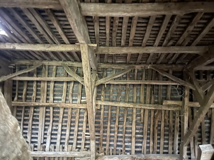 Stone house to renovate near Saint Vran