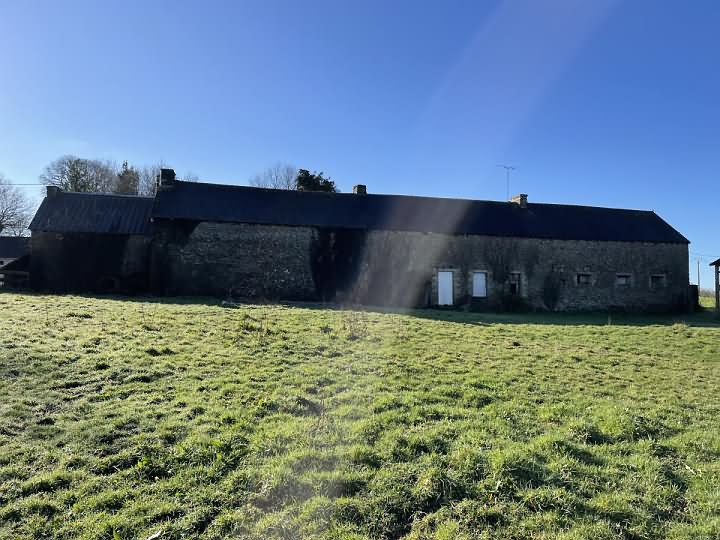 Stone barn to renovate near Saint Vran