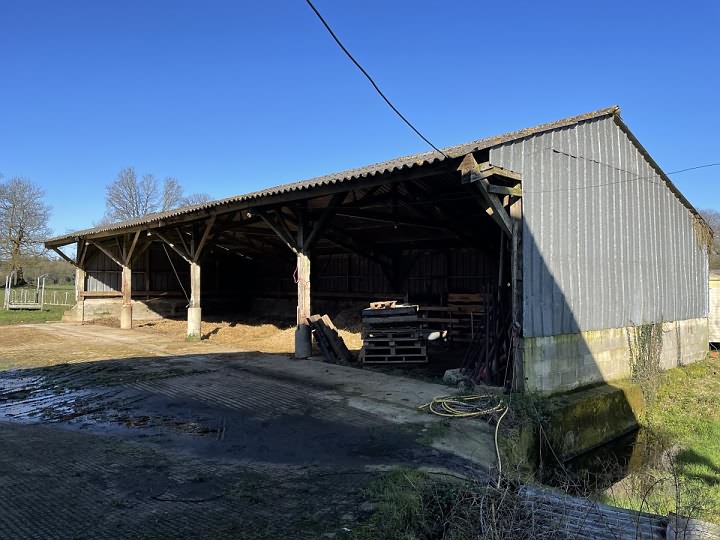 Stone barn to renovate near Saint Vran