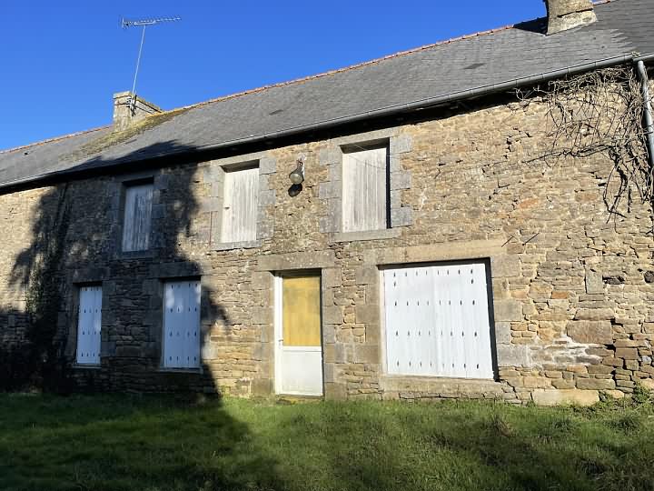 Stone barn to renovate near Saint Vran