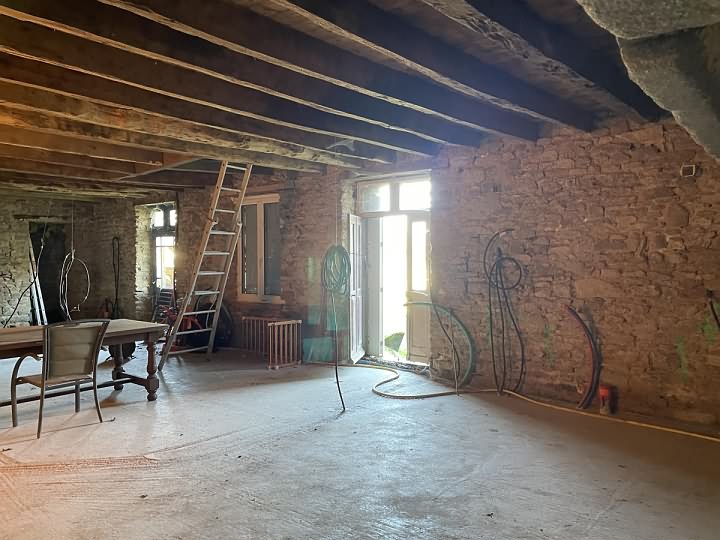 Stone barn to renovate near Saint Vran
