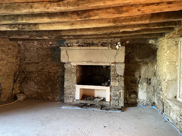 Stone barn to renovate near Saint Vran