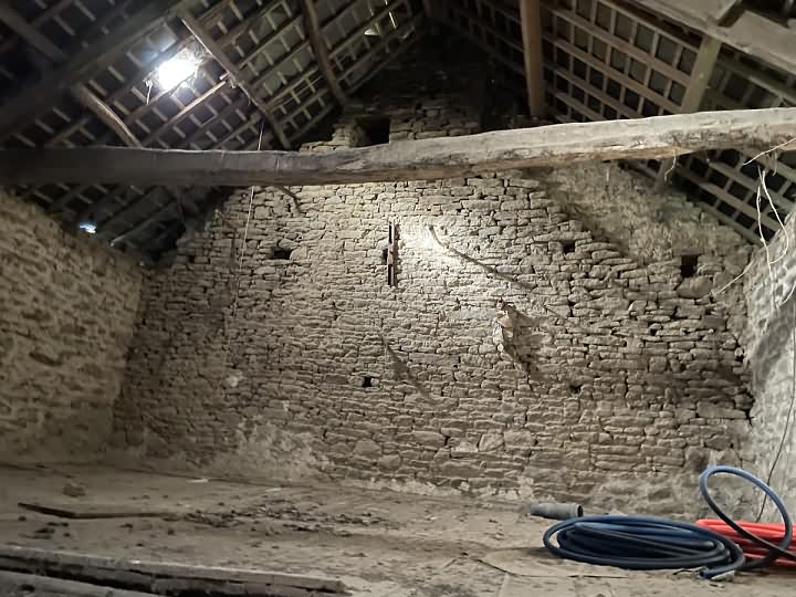 Stone barn to renovate near Saint Vran