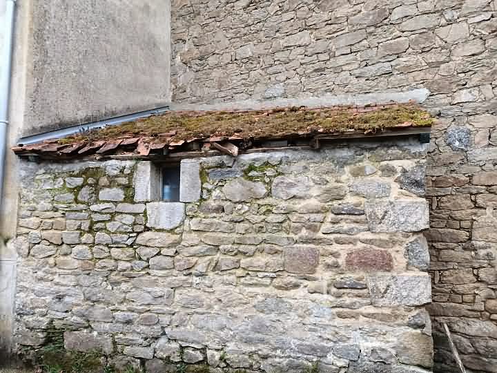 Stone house to renovate near Farges