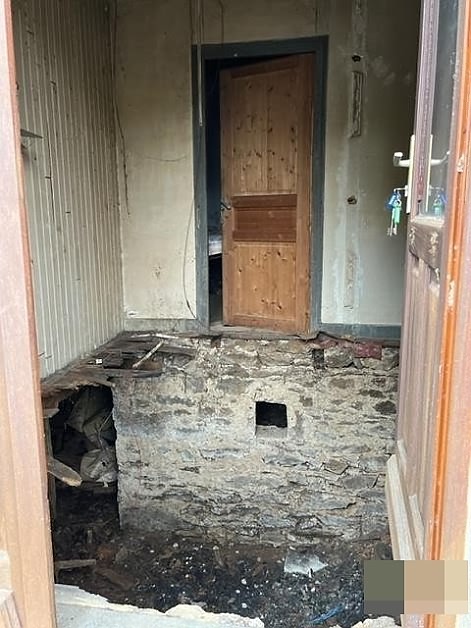 Stone house to renovate near Affieux