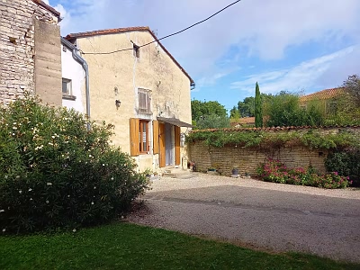 Stone barn for sale near Aizet