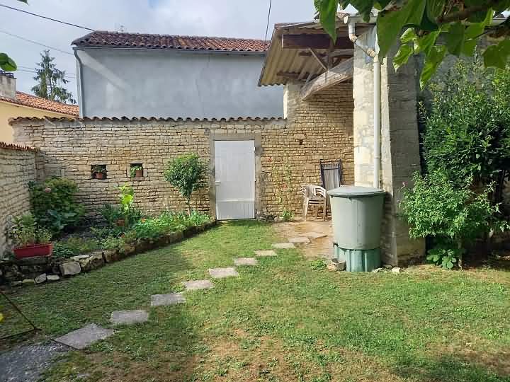 Stone barn for sale near Aizet